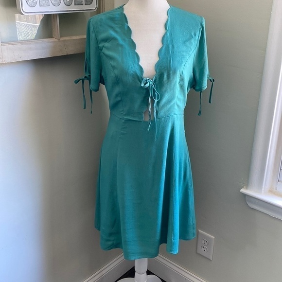 LUSH Peek A Boo Keyhole Dress NWT - Picture 1 of 10
